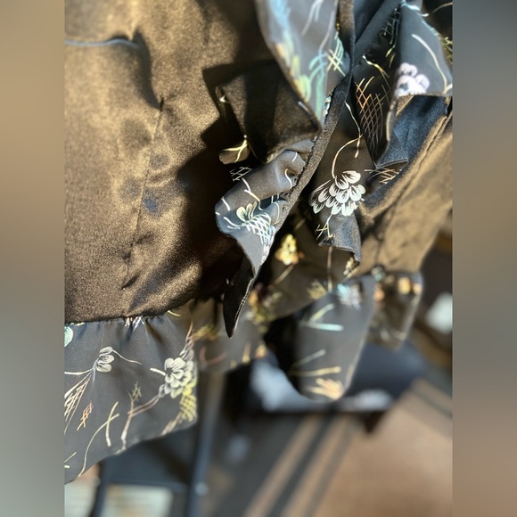 Beautiful blouse 🌼 - Picture 4 of 6